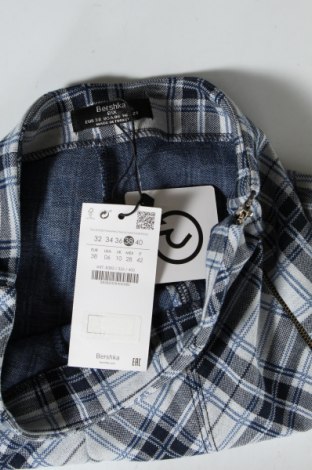 Дамски къс панталон Bershka, Размер M, Цвят Син, Цена 23,40 лв.