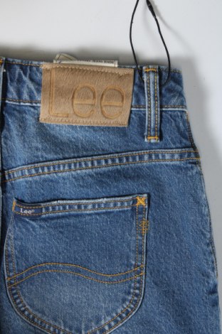 Дамски къс панталон Lee, Размер XS, Цвят Син, Цена 47,94 лв.