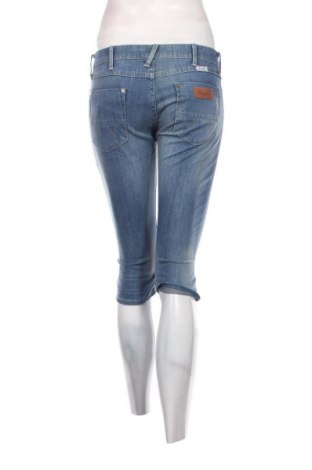 Дамски къс панталон Wrangler, Размер S, Цвят Син, Цена 12,58 лв.