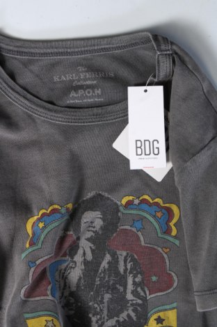 Γυναικείο t-shirt A.P.O.H London, Μέγεθος M, Χρώμα Γκρί, Τιμή 17,01 €