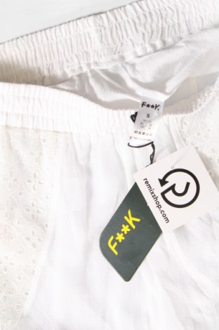 Γυναικείο κοντό παντελόνι F**k, Μέγεθος S, Χρώμα Λευκό, Τιμή 5,57 €