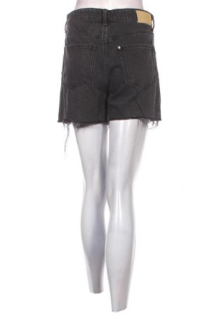 Pantaloni scurți de femei H&M, Mărime S, Culoare Gri, Preț 90,00 Lei