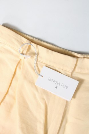 Γυναικείο κοντό παντελόνι Patrizia Pepe, Μέγεθος S, Χρώμα Κίτρινο, Τιμή 37,61 €