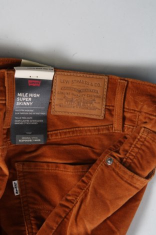 Дамски панталон Levi's, Размер XS, Цвят Кафяв, Цена 20,44 лв.