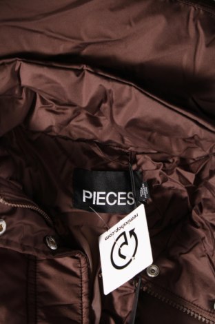 Дамско яке Pieces, Размер XS, Цвят Кафяв, Цена 82,00 лв.