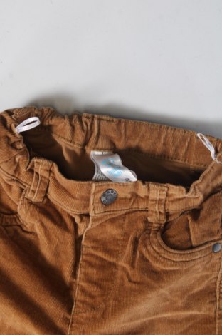 Pantaloni de catifea reiată, pentru copii C&A, Mărime 18-24m/ 86-98 cm, Culoare Maro, Preț 24,21 Lei
