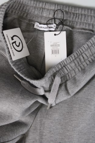 Детско спортно долнище Calvin Klein Jeans, Размер 11-12y/ 152-158 см, Цвят Сив, Цена 81,95 лв.