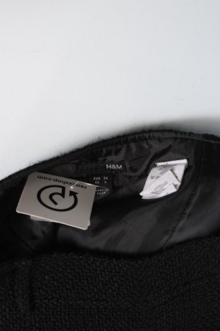 Пола H&M, Размер XS, Цвят Черен, Цена 29,00 лв.