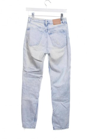 Damskie jeansy Bershka, Rozmiar XS, Kolor Niebieski, Cena 43,99 zł