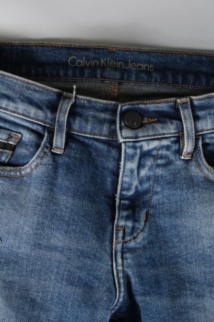 Дамски дънки Calvin Klein Jeans, Размер S, Цвят Син, Цена 82,26 лв.