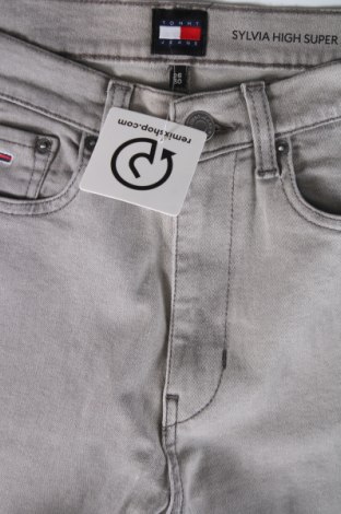 Дамски дънки Tommy Jeans, Размер XS, Цвят Сив, Цена 184,99 лв.