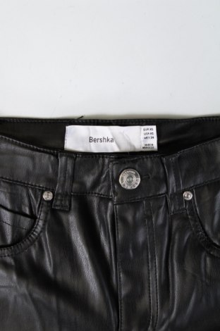 Γυναικείο παντελόνι Bershka, Μέγεθος XS, Χρώμα Μαύρο, Τιμή 9,49 €