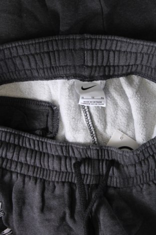 Pantaloni trening de femei Nike, Mărime XL, Culoare Gri, Preț 134,99 Lei