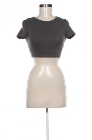 Damen T-Shirt Bershka, Größe XS, Farbe Grau, Preis 14,32 €