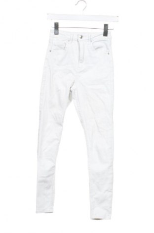 Γυναικείο Τζίν Bershka, Μέγεθος XS, Χρώμα Λευκό, Τιμή 14,99 €