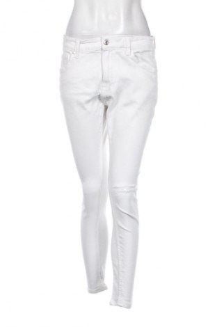 Γυναικείο Τζίν Bershka, Μέγεθος M, Χρώμα Λευκό, Τιμή 14,83 €