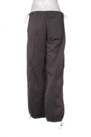 Γυναικείο παντελόνι Stradivarius, Μέγεθος S, Χρώμα Γκρί, Τιμή 14,77 €