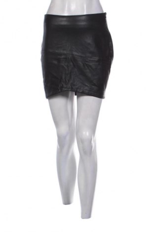 Пола Bershka, Размер M, Цвят Черен, Цена 5,11 €