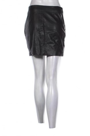 Пола Bershka, Размер M, Цвят Черен, Цена 5,11 €