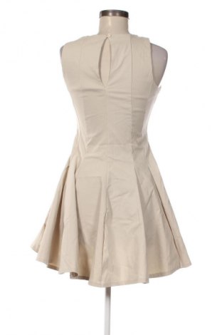 Kleid Pretty Little Thing, Größe M, Farbe Beige, Preis 31,73 €