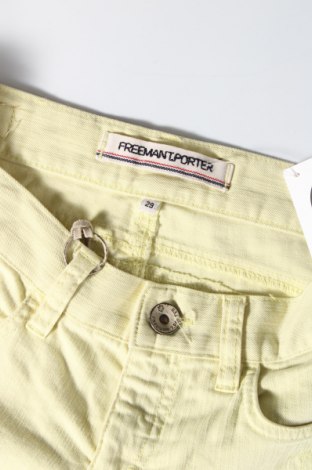 Γυναικείο κοντό παντελόνι Freeman T. Porter, Μέγεθος M, Χρώμα Κίτρινο, Τιμή 3,58 €