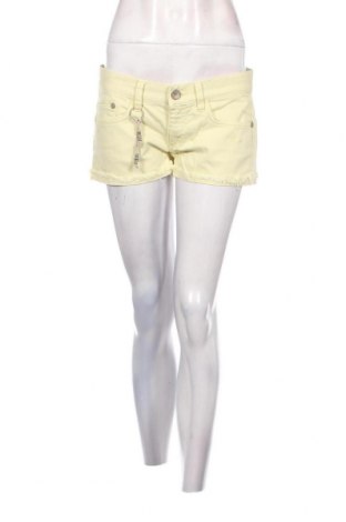 Дамски къс панталон Freeman T. Porter, Размер M, Цвят Жълт, Цена 6,46 лв.
