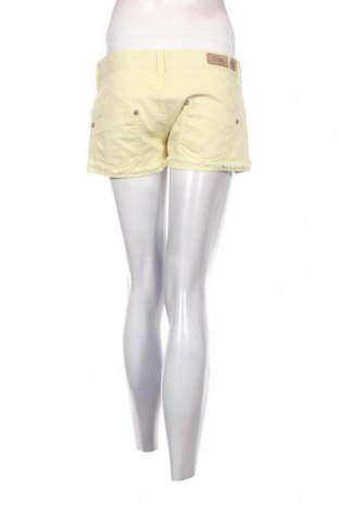 Дамски къс панталон Freeman T. Porter, Размер M, Цвят Жълт, Цена 6,46 лв.