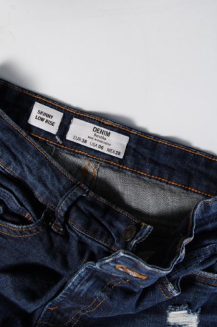 Damskie jeansy Bershka, Rozmiar M, Kolor Niebieski, Cena 124,48 zł