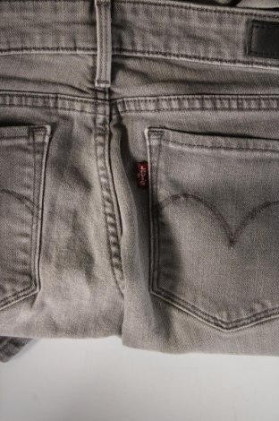 Дамски дънки Levi's, Размер S, Цвят Сив, Цена 79,00 лв.