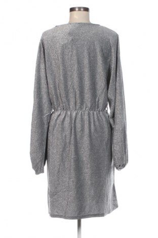 Kleid NA-KD, Größe M, Farbe Silber, Preis 7,99 €