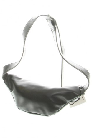 Ledvinka  Bershka, Barva Černá, Cena  169,00 Kč