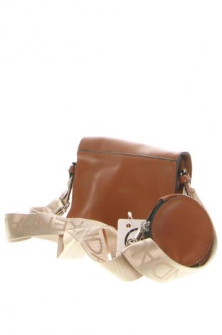 Дамска чанта Kendall & Kylie, Цвят Кафяв, Цена 20,45 €