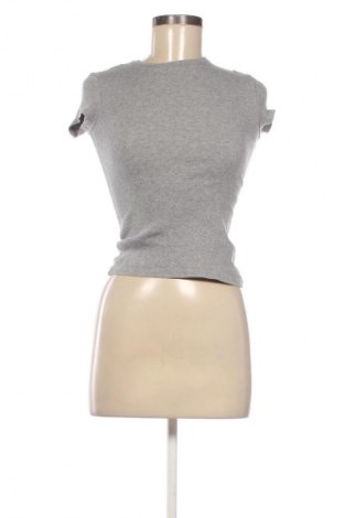 Γυναικείο t-shirt Weekday, Μέγεθος XS, Χρώμα Γκρί, Τιμή 5,60 €