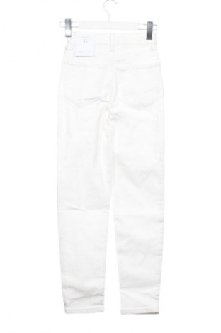 Női farmernadrág Bershka, Méret XXS, Szín Fehér, Ár 11 839 Ft