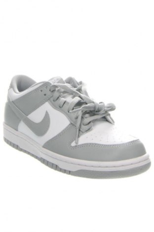 Дамски обувки Nike, Размер 40, Цвят Многоцветен, Цена 80,78 €