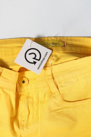 Дамски къс панталон Miss Bonbon, Размер XS, Цвят Жълт, Цена 15,68 лв.