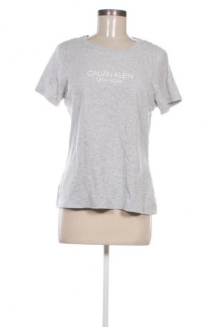 Дамска тениска Calvin Klein, Размер L, Цвят Сив, Цена 41,99 лв.
