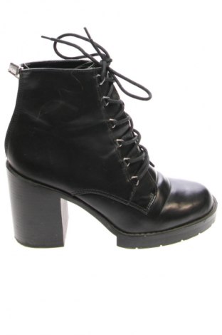 Botine de damă Pull&Bear, Mărime 41, Culoare Negru, Preț 43,99 Lei