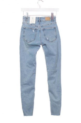 Damskie jeansy Pull&Bear, Rozmiar XS, Kolor Niebieski, Cena 150,99 zł