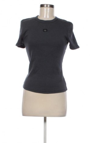 Női póló Calvin Klein Jeans, Méret M, Szín Szürke, Ár 21 539 Ft