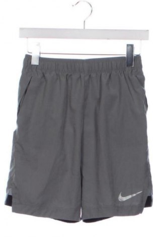 Детски къс панталон Nike, Размер 10-11y/ 146-152 см, Цвят Сив, Цена 11,75 €