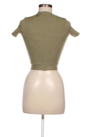Дамска блуза Bershka, Размер M, Цвят Зелен, Цена 19,00 лв.