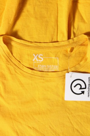 Γυναικείο t-shirt FSBN Sister, Μέγεθος XS, Χρώμα Κίτρινο, Τιμή 7,67 €