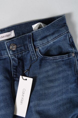 Дамски дънки Calvin Klein, Размер XS, Цвят Син, Цена 191,00 лв.