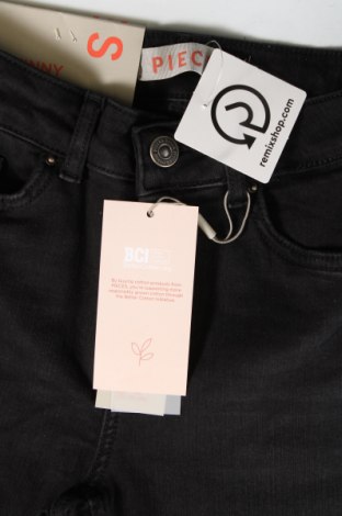 Dámske džínsy  Pieces, Veľkosť XS, Farba Čierna, Cena  7,36 €