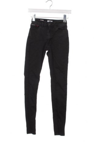 Дамски дънки Tommy Jeans, Размер XXS, Цвят Сив, Цена 57,30 лв.