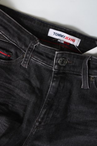 Damen Jeans Tommy Jeans, Größe S, Farbe Grau, Preis 46,52 €