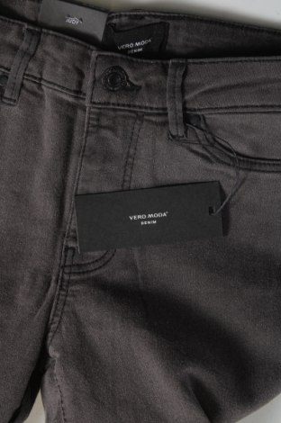 Dámske džínsy  Vero Moda, Veľkosť XS, Farba Sivá, Cena  10,16 €