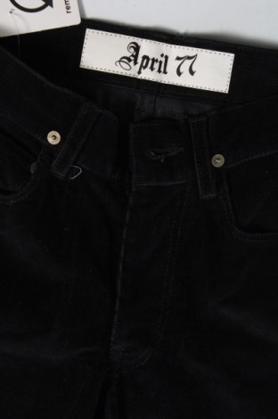 Pantaloni de velvet de femei April 77, Mărime XXS, Culoare Negru, Preț 25,00 Lei