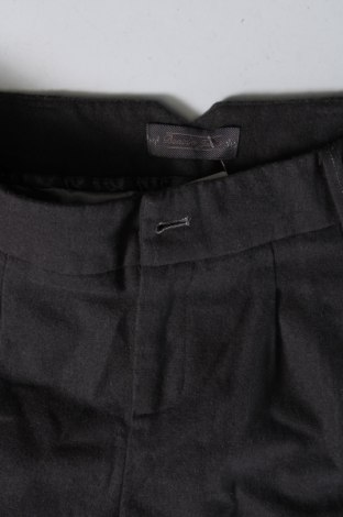 Дамски къс панталон Bonobo, Размер S, Цвят Сив, Цена 7,20 лв.
